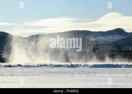 Ein Hubschrauber der U.S. Marine Corps AH-1W Super Cobra nimmt in Vaernes, Norwegen, 22. Februar 2016, Aufzug als Übung kalte Antwort 2016 2. Marine Expeditionary Brigade bereitet.  Alle Flugzeuge mit Marine schwere Hubschrauberstaffel (-) verstärkt, das Element Luft zu bekämpfen, der 2d MEB wurden demontiert im Marine Corps Air Station Cherry Point, North Carolina, und geflogen nach Norwegen im U.S. Air Force c-5 Galaxien Luft während der Übung unterstützen. Kalte Antwort 16 ist eine kombinierte, gemeinsame Übung, bestehend aus 12 NATO-Verbündeten und Partner Nationen und etwa 16.000 Soldaten. Stockfoto