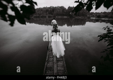 Hochzeitspaar auf den alten hölzernen pier Stockfoto