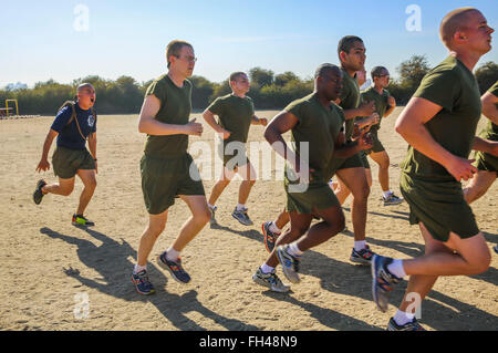 Ein Drill Instructor Kilo Gesellschaft, 3. rekrutieren Training Bataillon beauftragt Rekruten schneller während des körperlichen Trainings im Marine Corps zu rekrutieren Depot San Diego, 22 Februar laufen. Wenn die Rekruten langsam bewegt, motiviert Drill Instruktoren sie sich schneller zu bewegen und die Sitzung verlassen. Jährlich werden mehr als 17.000 Männer rekrutiert sich aus den westlichen Recruiting Region am MCRD San Diego ausgebildet. Kilo-Unternehmen wird voraussichtlich Mai 6 absolvieren. Stockfoto