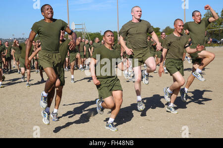 Rekruten von Kilo Company, 3. rekrutieren Training Bataillon führen Sprint Übungen während des körperlichen Trainings im Marine Corps zu rekrutieren Depot San Diego, 22 Februar. Rekruten in Reihen aufgestellt und jede Übung nacheinander durchgeführt. Jährlich werden mehr als 17.000 Männer rekrutiert sich aus den westlichen Recruiting Region am MCRD San Diego ausgebildet. Kilo-Unternehmen wird voraussichtlich Mai 6 absolvieren. Stockfoto