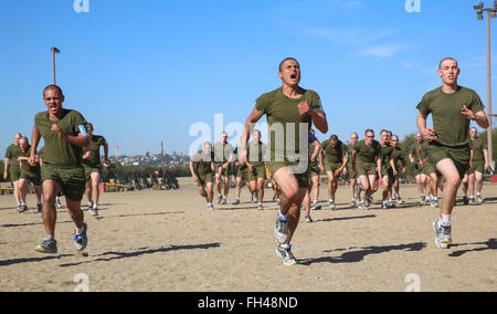 Rekruten von Kilo Company, 3. rekrutieren Training Bataillon führen Sprint Übungen während des körperlichen Trainings im Marine Corps zu rekrutieren Depot San Diego, 22 Februar. Jedes körperliche Training soll Rekruten Ausdauer und Durchhaltevermögen zu bauen, wie sie durch Training Fortschritte. Jährlich werden mehr als 17.000 Männer rekrutiert sich aus den westlichen Recruiting Region am MCRD San Diego ausgebildet. Kilo-Unternehmen wird voraussichtlich Mai 6 absolvieren. Stockfoto