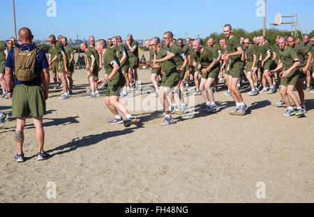 Rekruten von Kilo Company, 3. rekrutieren Training Bataillon führen Sprint Übungen während des körperlichen Trainings im Marine Corps zu rekrutieren Depot San Diego, 22 Februar. Rekruten wurden aufgefordert, sich um das Beste aus jedem physischen Training push, und ihre Bohrer Lehrer waren dort zu motivieren sowie. Jährlich werden mehr als 17.000 Männer rekrutiert sich aus den westlichen Recruiting Region am MCRD San Diego ausgebildet. Kilo-Unternehmen wird voraussichtlich Mai 6 absolvieren. Stockfoto