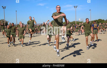 Rekruten von Kilo Company, 3. rekrutieren Training Bataillon führen Sprint Übungen während des körperlichen Trainings im Marine Corps zu rekrutieren Depot San Diego, 22 Februar. Jedes körperliche Training soll Rekruten Ausdauer und Durchhaltevermögen zu bauen, wie sie durch Training Fortschritte. Jährlich werden mehr als 17.000 Männer rekrutiert sich aus den westlichen Recruiting Region am MCRD San Diego ausgebildet. Kilo-Unternehmen wird voraussichtlich Mai 6 absolvieren. Stockfoto