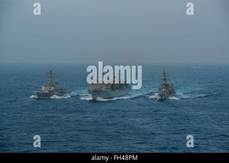 PHILIPPINENSEE (22. Februar 2016) - japanische Maritime Self-Defense Force Murasame-Klasse Zerstörer JDS Samidare (DD-106) und der geführte Flugkörper-Zerstörer USS Stockdale (DDG-106) erhalten eine fortschrittlichen Biokraftstoff-Mischung aus dem schnell Kampfunterstützung Schiff USNS Rainier (T-AOE 7) während einer Auffüllung auf hoher See. Einen unterstützenden Sicherheit bereit Kraft und Stabilität in der Indo-Asien-Pazifik bereitzustellen, ist die John C. Stennis Strike Group als Teil der großen grünen Flotte auf einer regelmäßig stattfindenden 7. Flotte Bereitstellung tätig. Stockfoto