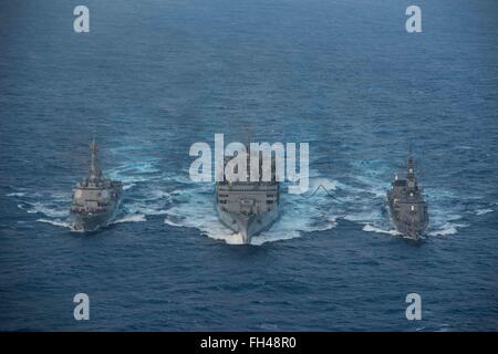 PHILIPPINENSEE (22. Februar 2016) - japanische Maritime Self-Defense Force Murasame-Klasse Zerstörer JDS Samidare (DD-106) und der geführte Flugkörper-Zerstörer USS Stockdale (DDG-106) erhalten eine fortschrittlichen Biokraftstoff-Mischung aus dem schnell Kampfunterstützung Schiff USNS Rainier (T-AOE 7) während einer Auffüllung auf hoher See. Einen unterstützenden Sicherheit bereit Kraft und Stabilität in der Indo-Asien-Pazifik bereitzustellen, ist die John C. Stennis Strike Group als Teil der großen grünen Flotte auf einer regelmäßig stattfindenden 7. Flotte Bereitstellung tätig. Stockfoto