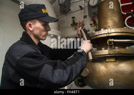 NORFOLK, Virginia (22. Februar 2016) - Gunner es Mate 3. Klasse James Terry Scrubs – Die Anfänger einer Zeitschrift Sprinkler-Pumpe in den vorderen Chaos Decks des Flugzeugträgers USS Dwight D. Eisenhower (CVN-69). Dwight D. Eisenhower wird derzeit die Board of Inspection und Umfrage Stockfoto