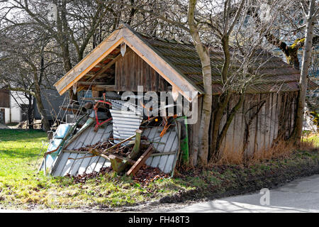 Alte hölzerne Schuppen voller Schrott, Chiemgau, Oberbayern, Deutschland, Europa Stockfoto