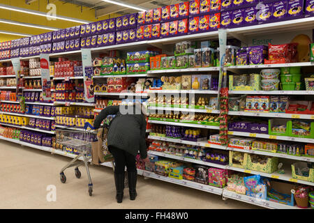 Supermarkt-Gang voller Ostereier, Tesco, Evesham, Worcestershire, England, Vereinigtes Königreich, Europa Stockfoto