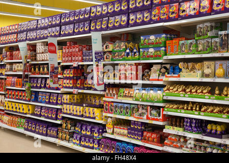 Supermarkt-Gang voller Ostereier, Tesco, Evesham, Worcestershire, England, Vereinigtes Königreich, Europa Stockfoto