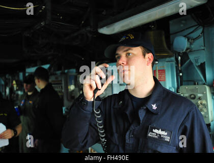 Hafen von YOKOSUKA, Japan (22. Februar 2016) - Bootsmann's Mate 2. Klasse James Goodin, verbunden in die US 7. Flotte Flaggschiff USS Blue Ridge (LCC-19), kündigt an, dass das Schiff im Gange ist. Blue Ridge ist derzeit auf Patrouille in der Indo-Asien-Pazifik-Region nach Abschluss einer sechsmonatigen ausgewählte eingeschränkte Verfügbarkeit Mindestreserve-Erfüllungsperiode. Stockfoto