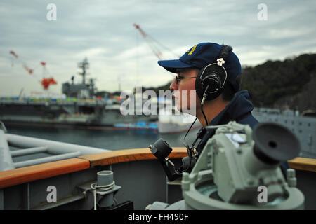 YOKOSUKA HARBOR, Japan (22. Februar 2016) - Quartiermeister Seemann Joshua Stroberger, angebracht in die US 7. Flotte Flaggschiff USS Blue Ridge (LCC-19), mans ein Sound-powered Telefon wie das Schiff Yokosuka fährt. Blue Ridge ist derzeit auf Patrouille in der Indo-Asien-Pazifik-Region nach Abschluss einer sechsmonatigen ausgewählte eingeschränkte Verfügbarkeit Mindestreserve-Erfüllungsperiode. Stockfoto