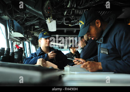 Hafen von YOKOSUKA, Japan (22. Februar 2016) - Quartiermeister aufzeichnen 3. Klasse Arena Kittle, links, und Quartiermeister Seemann Williams Reeves, beide verbunden in die US 7. Flotte Flaggschiff USS Blue Ridge (LCC-19), des Schiffs zu tragen, da das Schiff Yokosuka fährt. Blue Ridge ist derzeit auf Patrouille in der Indo-Asien-Pazifik-Region nach Abschluss einer sechsmonatigen ausgewählte eingeschränkte Verfügbarkeit Mindestreserve-Erfüllungsperiode. Stockfoto