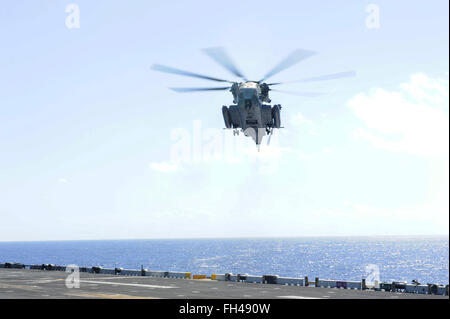 Pazifik (22. Februar 2016) A CH-53E Super Stallion, zugewiesen, Marine Medium Tilt Rotor Squadron (VMM) 166 (Stahlbeton), nähert sich das Flugdeck der amphibischen Angriff Schiff USS Boxer (LHD-4). Mehr als 4.500 Matrosen und Marinesoldaten aus Boxer amphibische bereit Gruppe und der 13. Marine Expeditionary Unit (MEU 13.) Sustainment Training vor der Küste von Hawaii in der Vorbereitung für die Eingabe der US 5. und 7. Flotte Arbeitsbereiche führen. Stockfoto