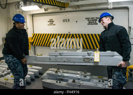 YOKOSUKA, Japan (22. Februar 2016) Aviation Ordnanceman Flieger Ariana Ali, links, von Miami und Luftfahrt Ordnanceman Flieger Dwayne Vest, von Cleveland, arrangieren Raketenwerfer LAU-115 Flugzeuge an Bord der US-Marine nur vorwärts bereitgestellt Flugzeugträger USS Ronald Reagan (CVN-76). LAU-115-Raketenwerfer sind auf F/A-18 Superhornet Jet Flugzeug verwendet. Ronald Reagan bietet eine kampfbereit Kraft, die schützt und verteidigt die kollektive maritime Interessen seiner Verbündeten und Partner in der Indo-Asien-Pazifik-Region. Stockfoto