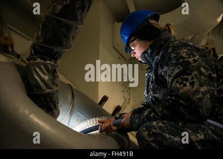 YOKOSUKA, Japan (22. Februar 2016) Airman Allison Flamez aus Concord, Kalifornien, senkt ein Luftschlauch durch einen Keil im Vorschiff an Bord der US-Marine nur vorwärts bereitgestellt Flugzeugträger USS Ronald Reagan (CVN-76). Ronald Reagan bietet eine kampfbereit Kraft, die schützt und verteidigt die kollektive maritime Interessen seiner Verbündeten und Partner in der Indo-Asien-Pazifik-Region. Stockfoto