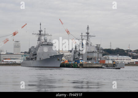 YOKOSUKA, Japan (22. Februar 2016) geführte Flugkörper Kreuzer der Ticonderoga-Klasse USS Shiloh (CG-67) und USS Chancellorsville (CG-62) sitzen Pier-Seite bei Yokosuka Flotte Aktivitäten (FLEACT). FLEACT Yokosuka bietet, unterhält, und betreibt Basis Einrichtungen und Dienstleistungen zur Unterstützung der 7. US-Flotte nach vorne bereitgestellt Seestreitkräfte, 83 Mieter Befehle und 24.000 militärischem und zivilem Personal. Stockfoto