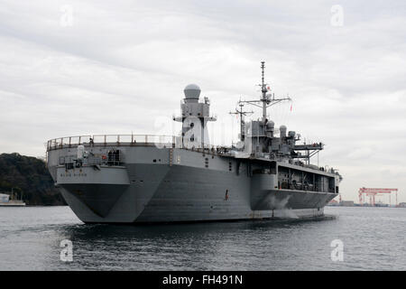 YOKOSUKA, Japan (22. Februar 2016), die das 7. amphibische Flottenkommando Schiff USS Blue Ridge (LCC-19) auf seiner Frühjahr 2016 Patrouille Zyklus der 7. Flotte Einsatzgebiet fährt nach Abschluss einer sechsmonatigen ausgewählte eingeschränkte Verfügbarkeit Mindestreserve-Erfüllungsperiode Stockfoto