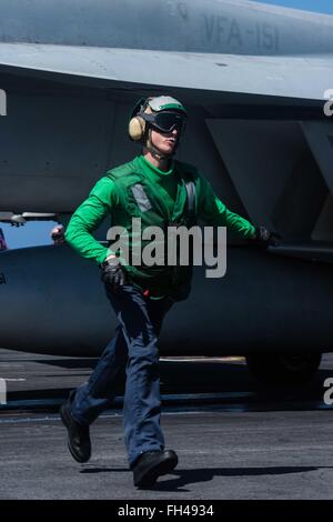 PHILIPPINENSEE (23. Februar 2016) - Aviation Boatswain Mate (Ausrüstung) 3. Klasse Karey Schäfer, aus St. Louis, löscht das Katapult nach Durchführung einer Endkontrolle auf einer F/A-18E Super Hornet, das Flugdeck der Bürgerwehr von Strike Fighter Squadron (VFA) 151 vor dem Start auf der USS John C. Stennis' (CVN-74) zugewiesen. Bereitstellung einer bereit Kraft unterstützende Sicherheit und Stabilität in der Indo-Asien-Pazifik, ist Stennis als Teil der großen grünen Flotte auf einer regelmäßig stattfindenden 7. Flotte Bereitstellung tätig. (Foto: U.S. Navy Mass Communication Specialist 3. Klasse Kenneth Rodriguez S Stockfoto