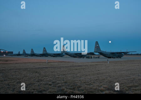 Herkules sitzt im Licht des Vollmondes auf der 179. Airlift Wing, Mansfield, Ohio, 23. Februar 2016. Die Ohio Air National Guard-Einheit ist immer auf Mission mit hoch qualifizierten Bürger-Flieger auszuführende Bundes-, Staats- und Missionen zu reagieren. Stockfoto