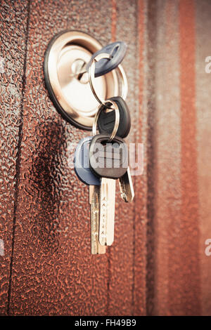 Metalltür Fragment mit Schlüssel im Schlüsselloch Stockfoto