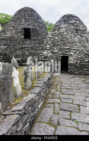 Stein, Hand geschnitzte Kreuze im Friedhof des Klosters, Skellig Michael, Kerry, Irland. Weg zum Bienenstock Hütten (Clochan) Stockfoto