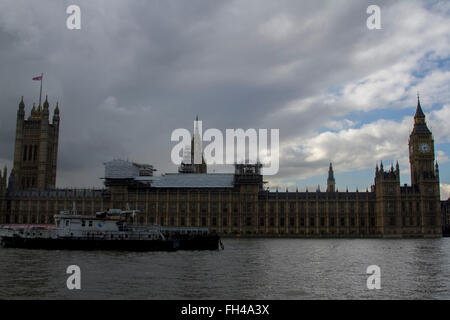 Westminster London, UK. 23. Februar 2016. Wolken über den Houses of Parliament mit 4 Monate bis das EU-Referendum verließ die britische Öffentlichkeit gehen zu den Urnen zu entscheiden, ob das Vereinigte Königreich bleiben sollte oder der Europäischen Union Credit verlassen: Amer Ghazzal/Alamy Live-Nachrichten Stockfoto