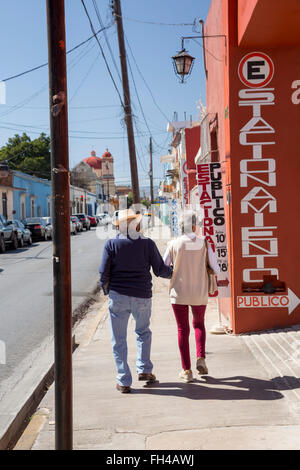 Oaxaca, Mexiko - ein älteres Ehepaar Spaziergänge entlang der Avenida Morelos. Stockfoto