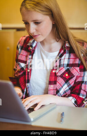 Fokussierte Student mit Laptop während des Unterrichts Stockfoto