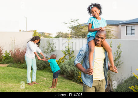 Familie Spaß im Garten Stockfoto