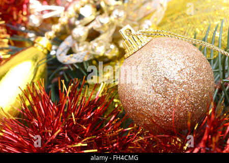 Geschmückter Weihnachtsbaum mit verschiedenen Geschenken. Weihnachten und Neujahr feiern. Urlaub Weihnachten Szene. Weihnachtsgeschenke unter Stockfoto