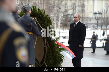 Moskau, Russland. 23. Februar 2016. Der russische Präsident Vladimir Putin während einer Zeremonie am Grab des unbekannten Soldaten Kennzeichnung Verteidiger des Vaterlandes Tag auf dem Roten Platz 23. Februar 2016 in Moskau, Russland. Bildnachweis: Planetpix/Alamy Live-Nachrichten Stockfoto