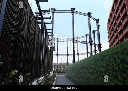 Gasbehalter Nr. 8 Schmiedearbeiten erhebt sich über Gasholder Park in Kings Cross Entwicklung London UK KATHY DEWITT Stockfoto