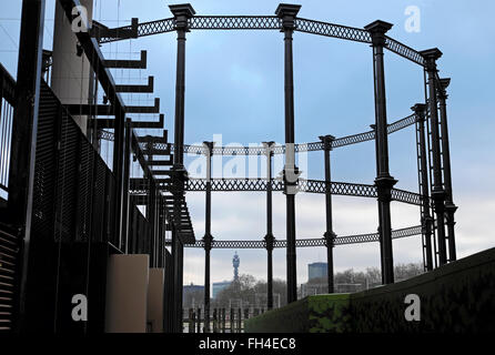 Gasbehalter Nr. 8 Schmiedearbeiten erhebt sich über Gasholder Park in Kings Cross Neubaugebiet London UK KATHY DEWITT Stockfoto