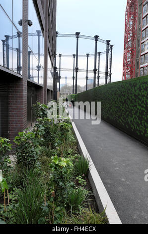 Gasbehalter Nr. 8 Schmiedearbeiten erhebt sich über Gasholder Park & Blick auf PO-Tower in Kings Cross Entwicklung London UK KATHY DEWITT Stockfoto