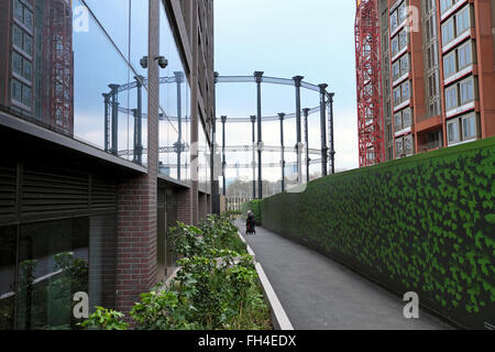 Gasspeicher Nr. 8 Gebäude Schmiedearbeiten über Gasholders Park steigende&Anzeigen von Post Office Tower in der Nähe von Kings Cross Development Area London N1 UK KATHY DEWITT Stockfoto