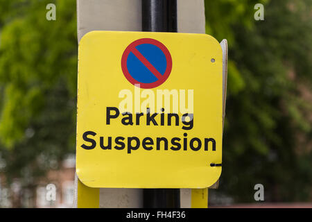 Leuchtend gelbes Schild Alarmierung Treiber auf einer Straße gibt es eine Parkplatz-suspension Stockfoto