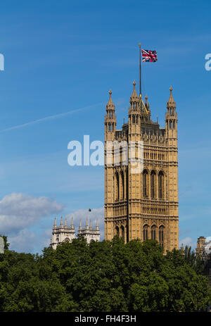 Der Victoria Tower in London im Sommer mit der Union Jack-Flagge an der Spitze davon fliegen Stockfoto