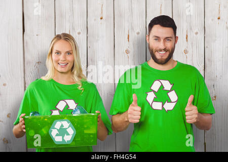 Zusammengesetztes Bild Porträt von fröhlichen Freiwilligen Recycling Symbol-t-Shirts Stockfoto