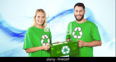 Zusammengesetztes Bild Porträt des Lächelns freiwillige tragen recycling container Stockfoto