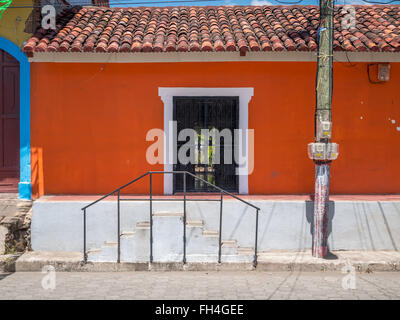 Eingangstür und Fassade in Granada, Nicaragua Stockfoto