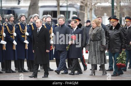 Moskau, Russland. 23. Februar 2016. Der russische Präsident Vladimir Putin während einer Zeremonie am Grab des unbekannten Soldaten Kennzeichnung Verteidiger des Vaterlandes Tag auf dem Roten Platz 23. Februar 2016 in Moskau, Russland. Wandern mit Putin sind: Stabschef des Präsidenten Sergei Ivanov, Ministerpräsident Dmitri Medwedew, Föderation Rat Lautsprecher Valentina Matwijenko und Verteidigung-Minister Sergei Shoigu. Bildnachweis: Planetpix/Alamy Live-Nachrichten Stockfoto