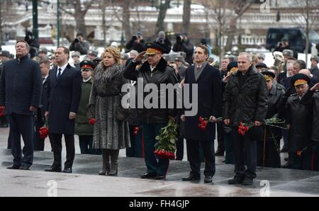 Moskau, Russland. 23. Februar 2016. Der russische Präsident Vladimir Putin während einer Zeremonie am Grab des unbekannten Soldaten Kennzeichnung Verteidiger des Vaterlandes Tag auf dem Roten Platz 23. Februar 2016 in Moskau, Russland. Stehen mit Putin: Stabschef des Präsidenten Sergei Ivanov, Ministerpräsident Dmitri Medwedew, Föderation Rat Lautsprecher Valentina Matwijenko, Verteidigung-Minister Sergei Shoigu, Zustand Duma Lautsprecher Sergei Naryshkin, Constitutional Court President Valery Zorkin. Bildnachweis: Planetpix/Alamy Live-Nachrichten Stockfoto