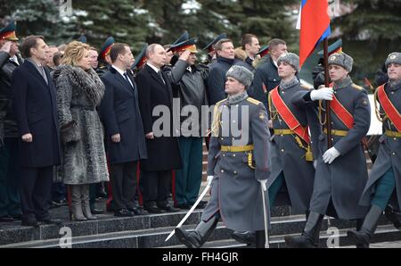 Moskau, Russland. 23. Februar 2016. Der russische Präsident Vladimir Putin Bewertungen die Ehrengarde während einer Zeremonie am Grab des unbekannten Soldaten Kennzeichnung Verteidiger des Vaterlandes Tag auf dem Roten Platz 23. Februar 2016 in Moskau, Russland. Stehen mit Putin: Stabschef des Präsidenten Sergei Ivanov, Ministerpräsident Dmitri Medwedew, Föderation Rat Lautsprecher Valentina Matwijenko, Verteidigung-Minister Sergei Shoigu, Zustand Duma Lautsprecher Sergei Naryshkin, Constitutional Court President Valery Zorkin. Bildnachweis: Planetpix/Alamy Live-Nachrichten Stockfoto