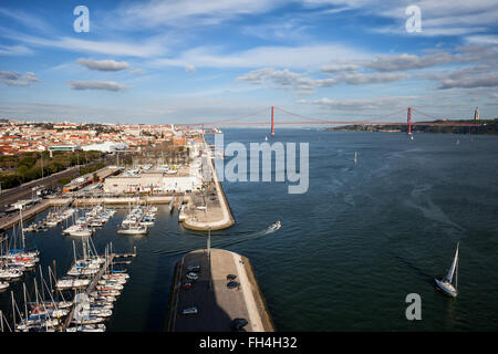 Stadt von Lissabon in Portugal, Stadtbild von oben, Doca de Belem Marina, Tejo und Brücke 25 de Abril Stockfoto