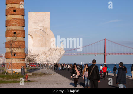 Portugal, Lissabon, Menschen auf Esplanade am Tagus Fluss, Belem Leuchtturm, Denkmal der Entdeckungen, 25 de Abril Brücke Stockfoto