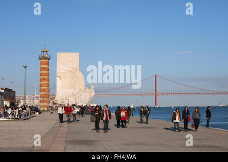 Portugal, Stadt von Lissabon, Belem Leuchtturm und Denkmal der Entdeckungen (Padrão Dos Descobrimentos), promenade entlang Tagus ri Stockfoto