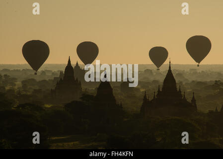 Ballons über Bagan Stockfoto