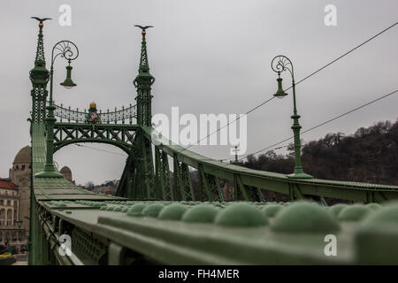 Eine Nahaufnahme des Smaragds farbige Nieten & Metallarbeiten auf Liberty-Brücke über die Donau in Budapest erstreckt sich. Stockfoto