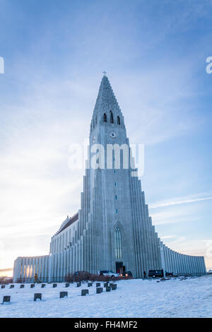 Hallgrimskirkja Kirche befindet sich über der Stadt Computerschach in Island und ist ein muss auf einer Reise in die Hauptstadt besuchen Stockfoto