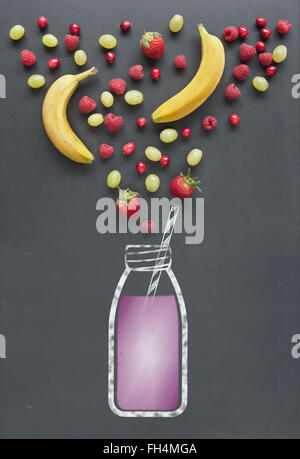 Frisches Obst wie Beeren, Cranberrries und Himbeeren neben einer Zeichnung einen Smoothie auf einer Kreidetafel Stockfoto